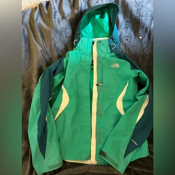 The NorthFace Women's Ski HyVent Jacket. - Picture 2 of 14